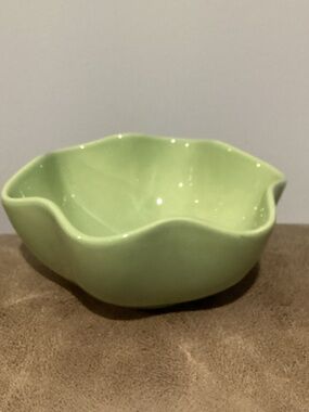 Vintage GP scalloped edge green stoneware cottage bowl 1970’s